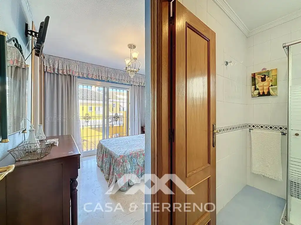 Dormitori de Casa adosada en venda en Vélez-Málaga amb Aire condicionat, Piscina i Microones