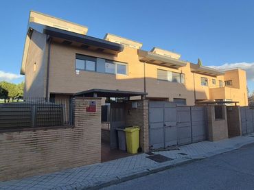 Adossat amb piscina en venda a Calle Amparo 2