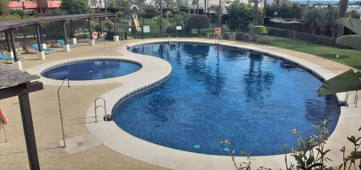 Piscina de Apartament en venda en Estepona amb Aire condicionat, Moblat i TV