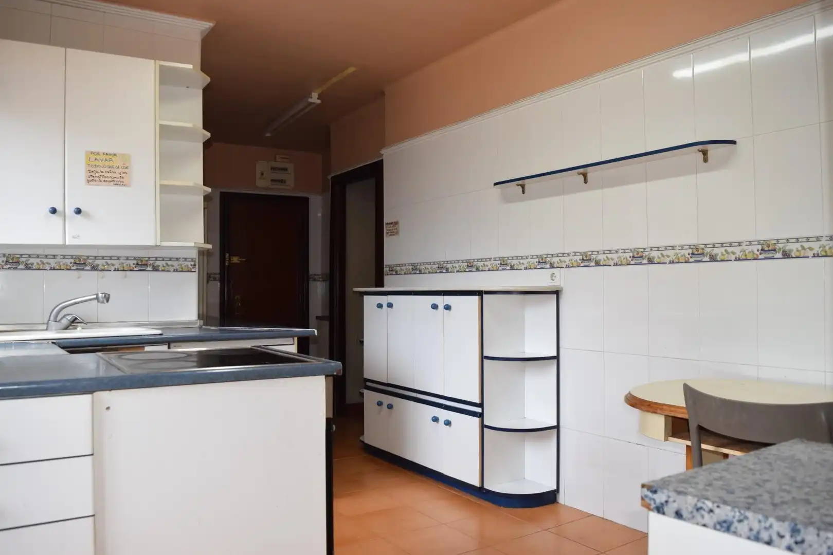 Cuina de Pis en venda en Oviedo  amb Calefacció, Parquet i Traster
