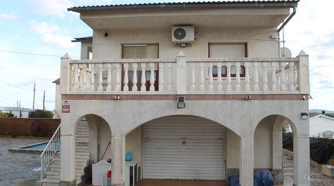 Se vende casa esquinera con una superficie total construida de 221 m², distribuida en dos plantas.