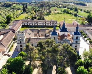 Vista exterior de Casa adosada en venda en Nuevo Baztán amb Jardí privat