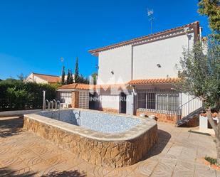 Vista exterior de Casa o xalet en venda en L'Eliana amb Aire condicionat, Jardí privat i Terrassa