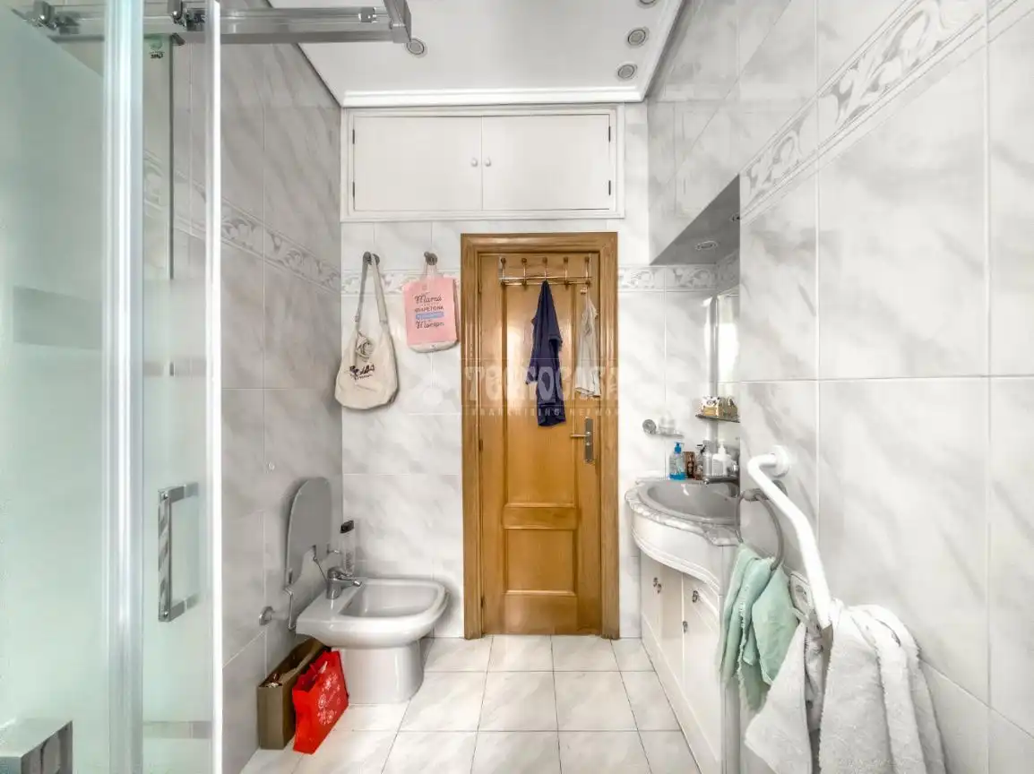 Badezimmer von Wohnung zum Verkauf in Madrid mit Heizung, Parkett und Terrasse