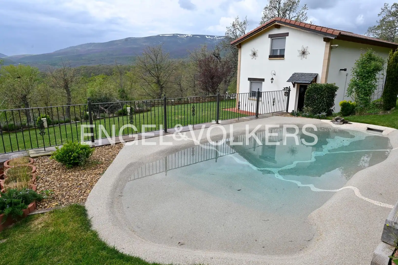 Piscina de Casa o chalet en venta en Reinosa con Aire acondicionado, Calefacción y Jardín privado