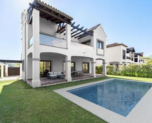 Exterior view of Single-family semi-detached for sale in Estepona  with Air Conditioner and Terrace