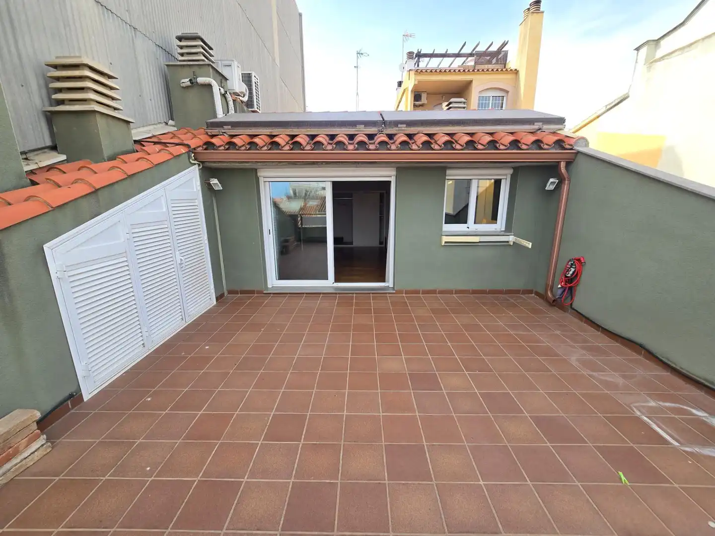 Terraza de Dúplex de alquiler en El Masnou con Aire acondicionado, Calefacción y Jardín privado