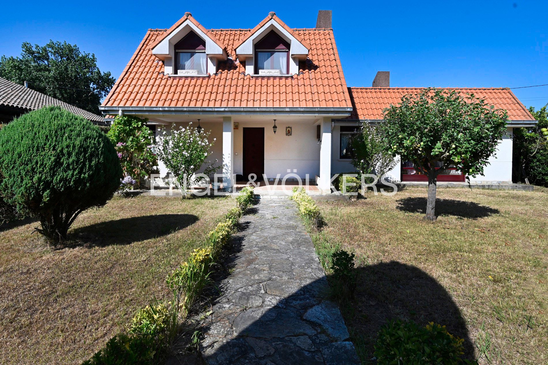 Vista exterior de Casa o xalet en venda en Suances amb Calefacció, Jardí privat i Traster