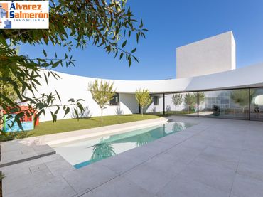 Casa amb piscina en venda a Calle de la Margarita
