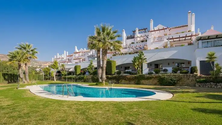 Apartment with pool for sale in Nueva Andalucía