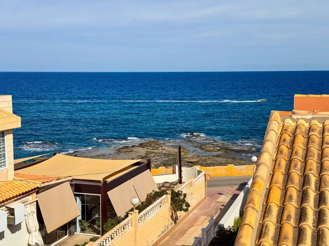 Vista exterior de Casa adosada en venda en Torrevieja amb Aire condicionat, Calefacció i Jardí privat