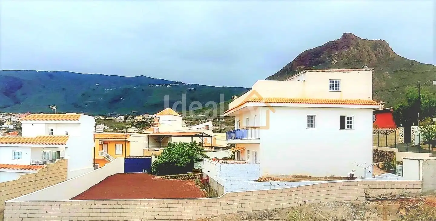 Vista exterior de Casa o xalet en venda en Arona amb Jardí privat, Terrassa i Moblat