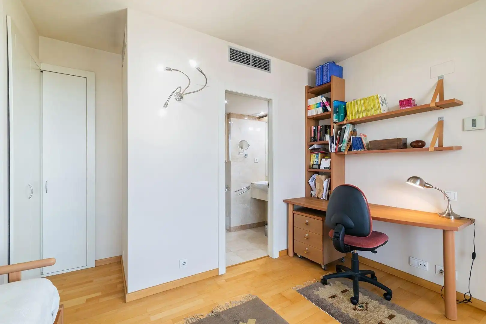 Schlafzimmer von Maisonette zum Verkauf in Barcelona mit Klimaanlage, Heizung und Privatgarten