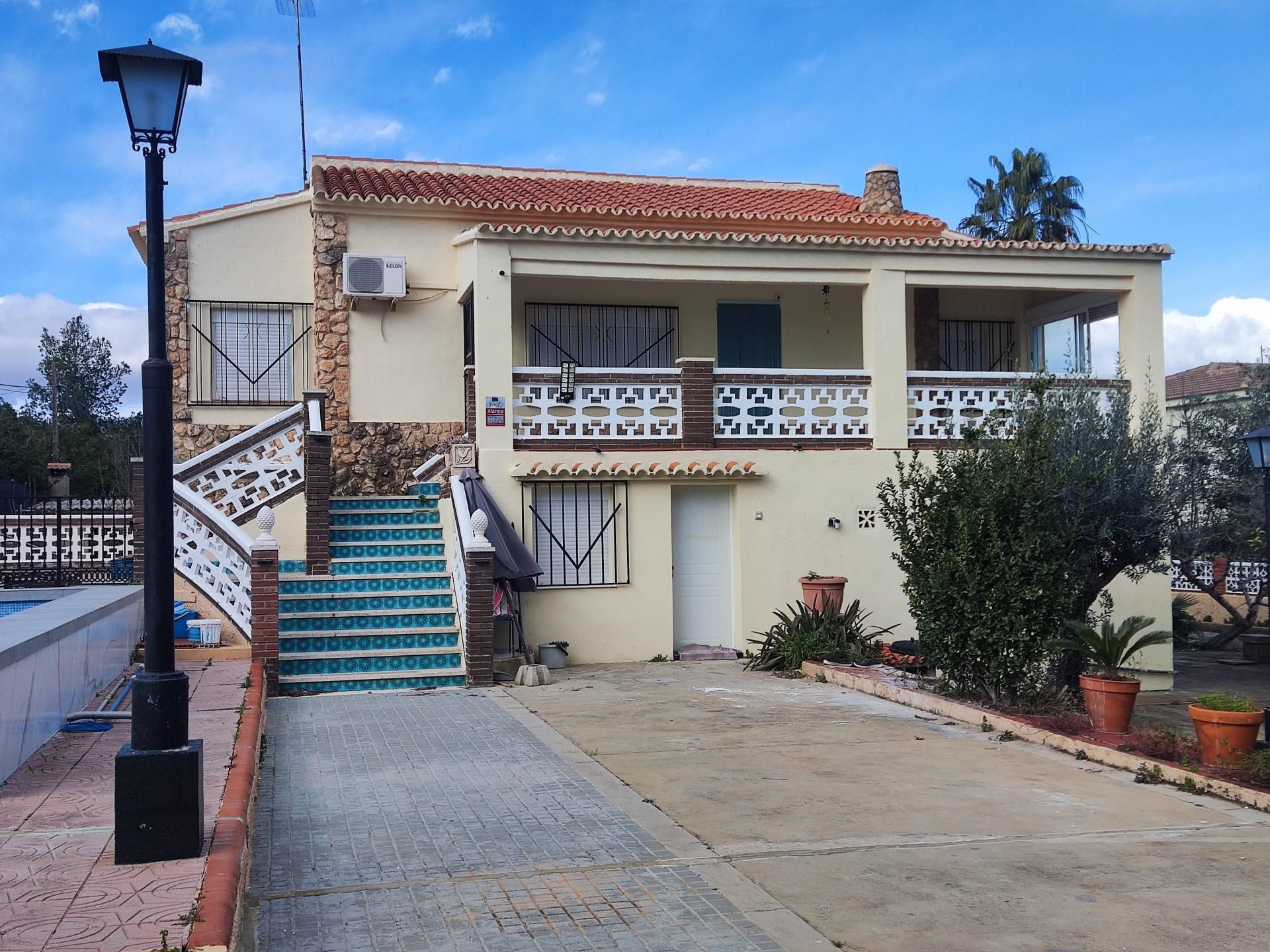 Außenansicht von Country house zum verkauf in Montserrat mit Heizung, Terrasse und Schwimmbad