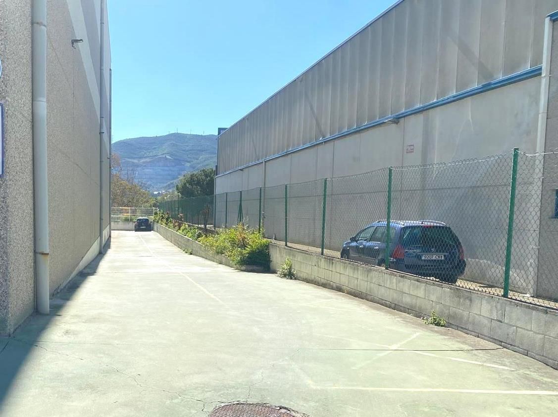 Vista exterior de Nau industrial en venda en Montcada i Reixac