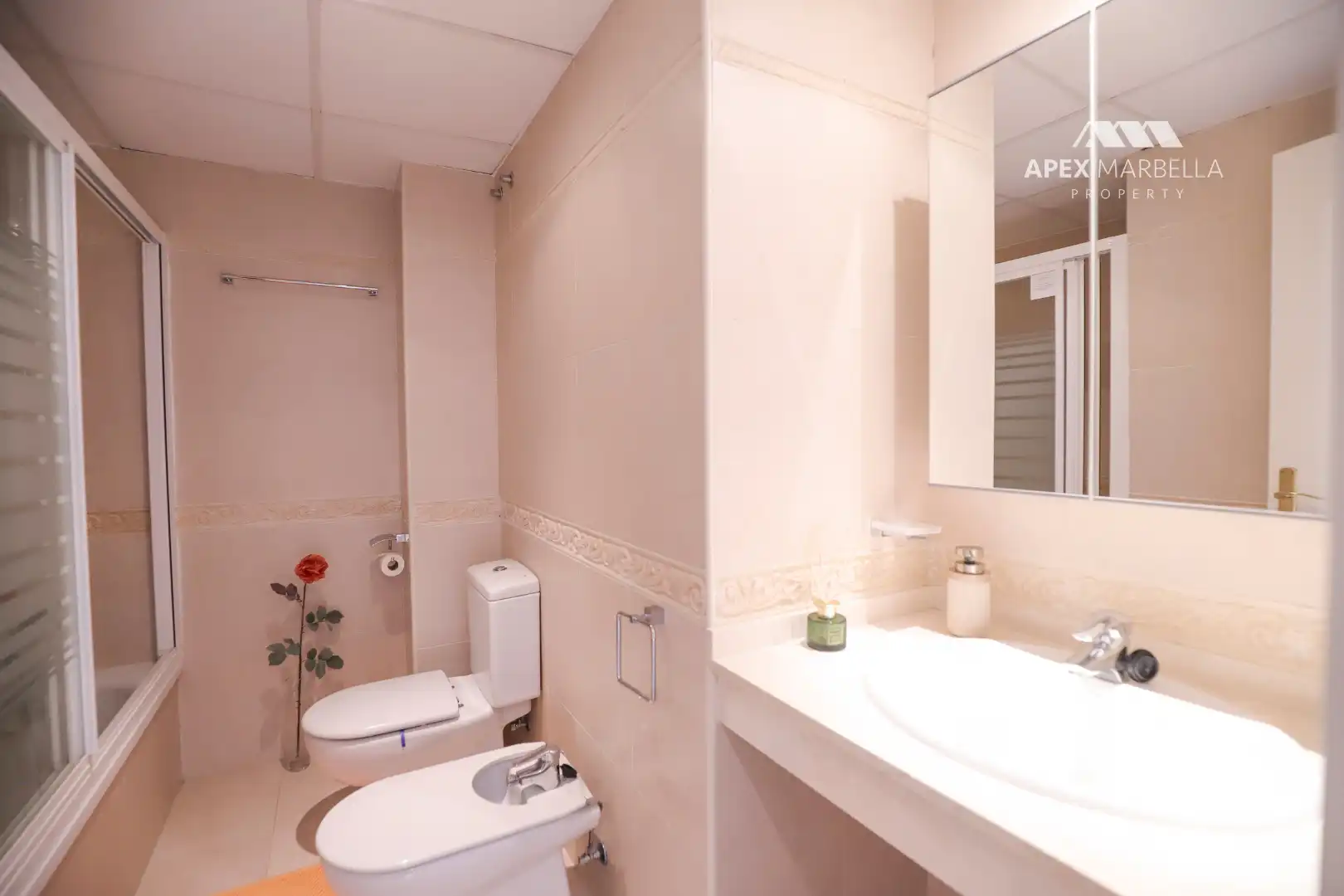 Badezimmer von Einfamilien-Reihenhaus zum Verkauf in Marbella mit Klimaanlage, Privatgarten und Terrasse