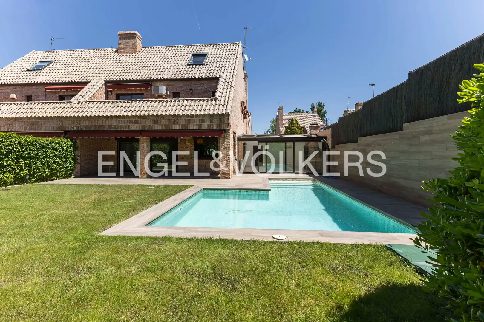 Schwimmbecken von Einfamilien-Reihenhaus zum Verkauf in Villanueva del Pardillo mit Klimaanlage, Heizung und Privatgarten