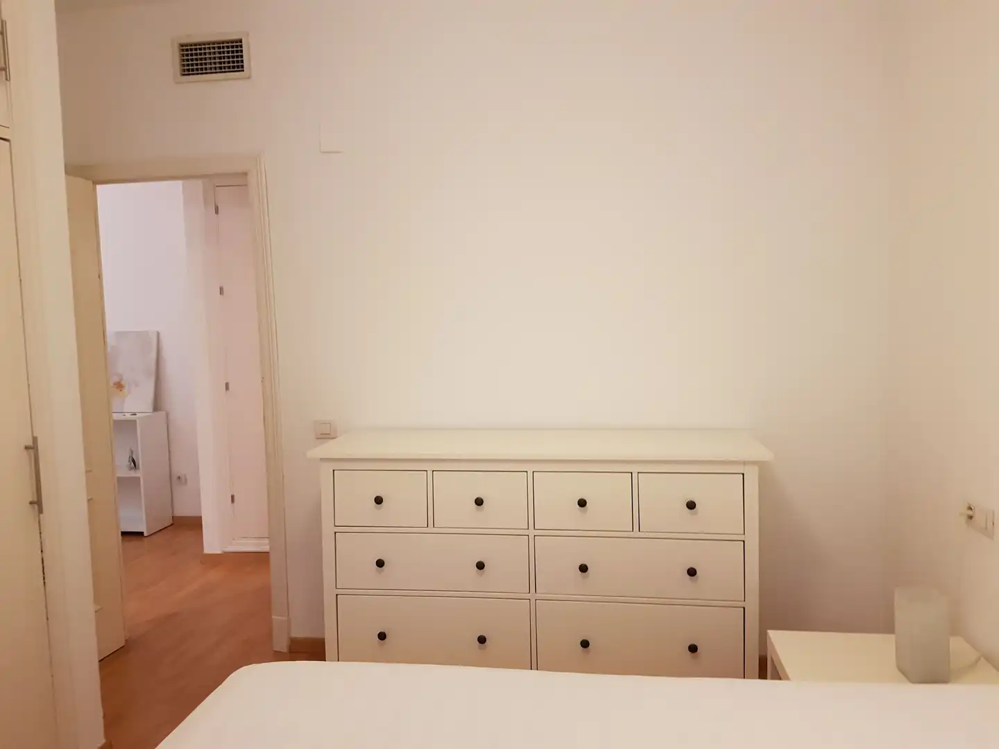 Dormitori de Apartament de lloguer en Sevilla amb Aire condicionat, Moblat i Rentadora