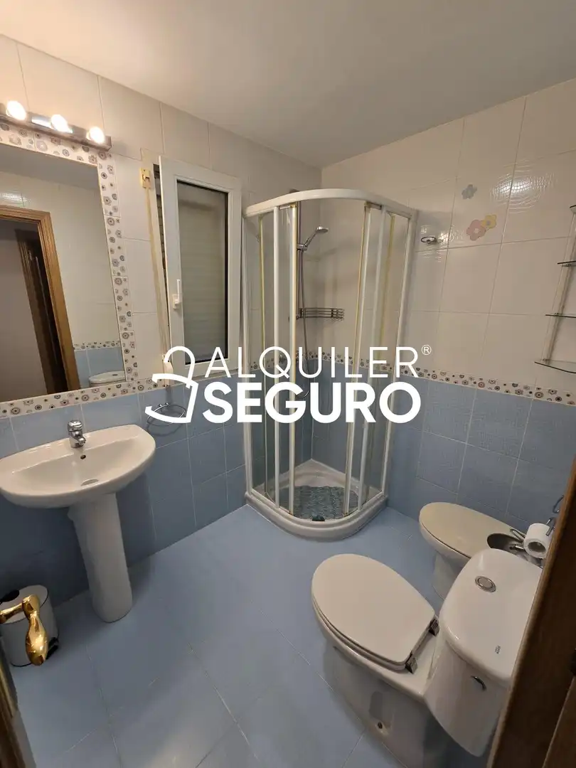 Bathroom of Flat for rent in Alcalá de Henares  with Air Conditioner, Heating and Terrace