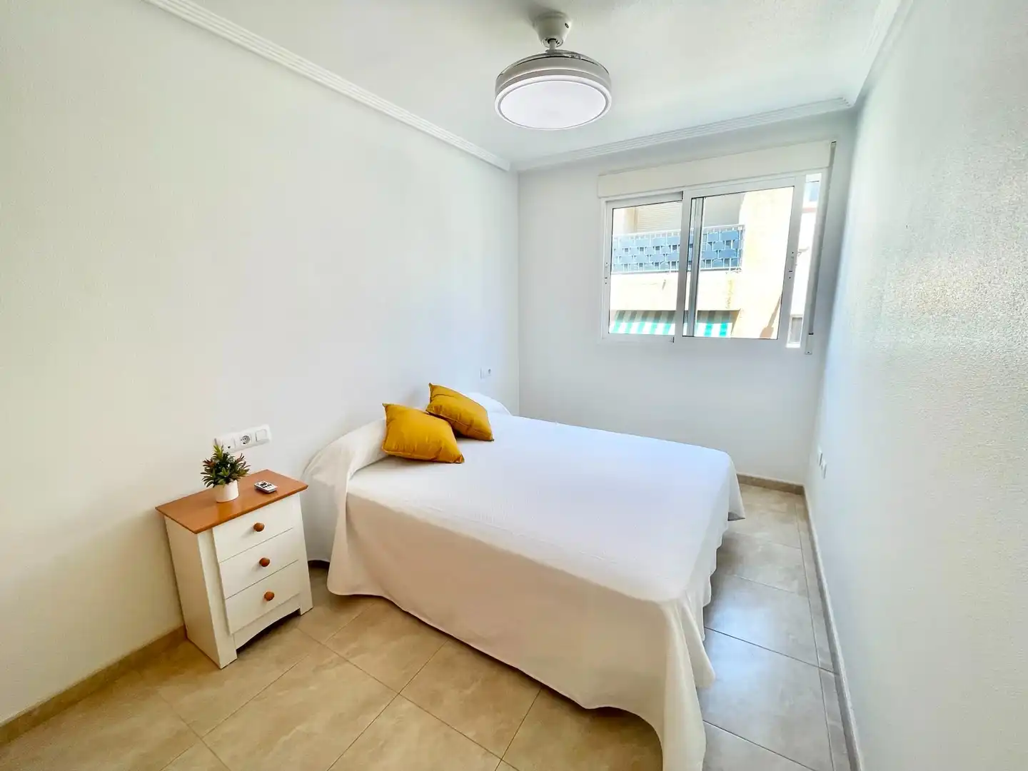 Dormitori de Apartament de lloguer en Los Alcázares amb Aire condicionat, Moblat i Rentadora