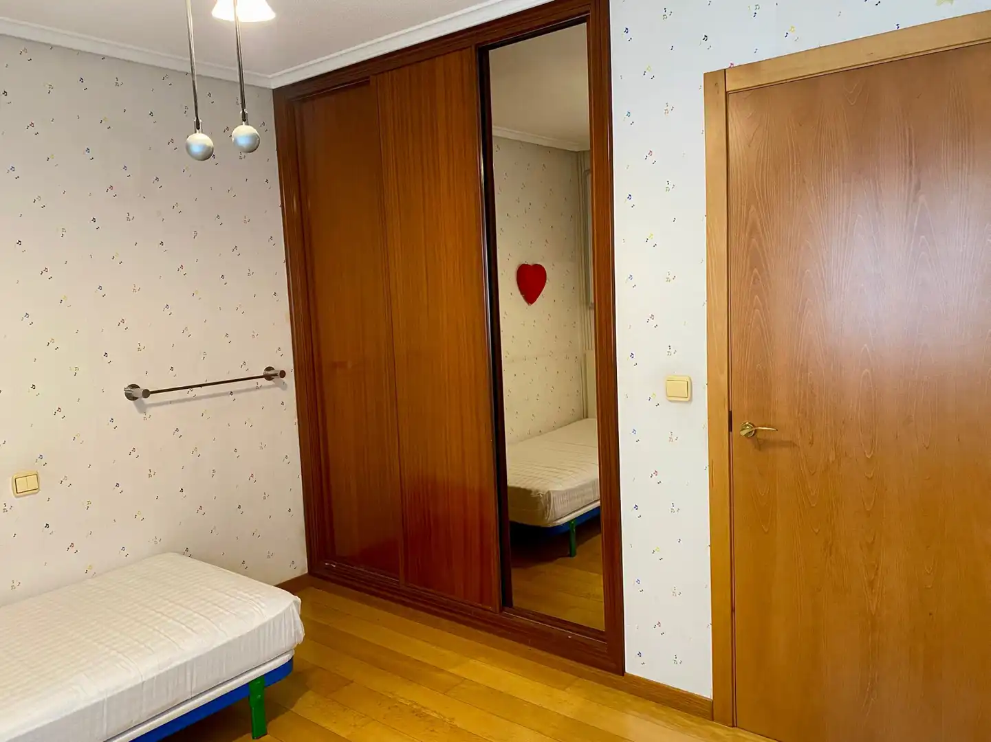 Habitación de Ático en venta en Avilés con Calefacción y Parquet