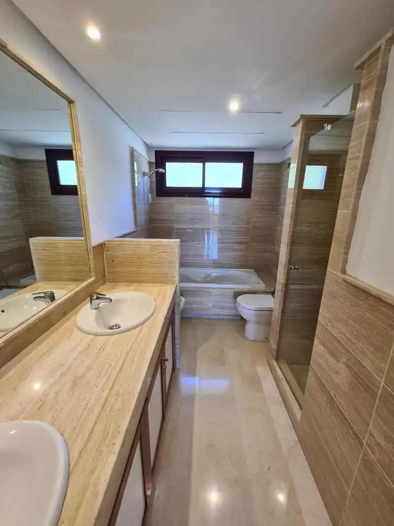 Baño de Casa adosada de alquiler en Benahavís con Aire acondicionado, Calefacción y Jardín privado