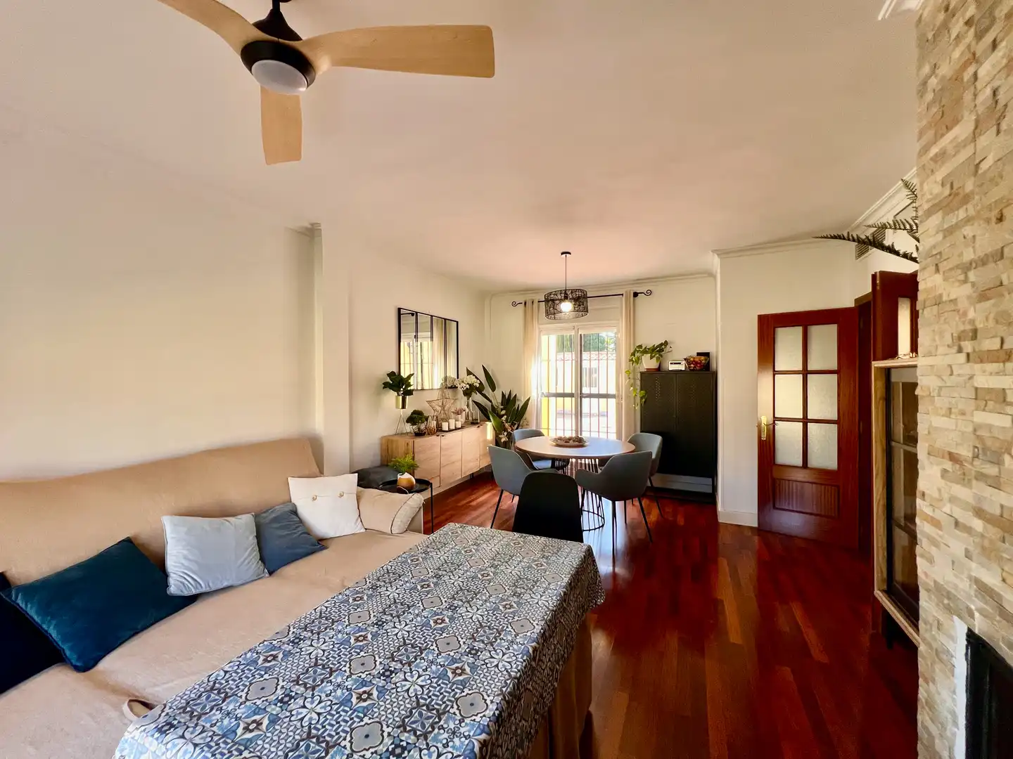 Sala de estar de Casa o chalet en venta en Espartinas con Aire acondicionado, Jardín privado y Terraza
