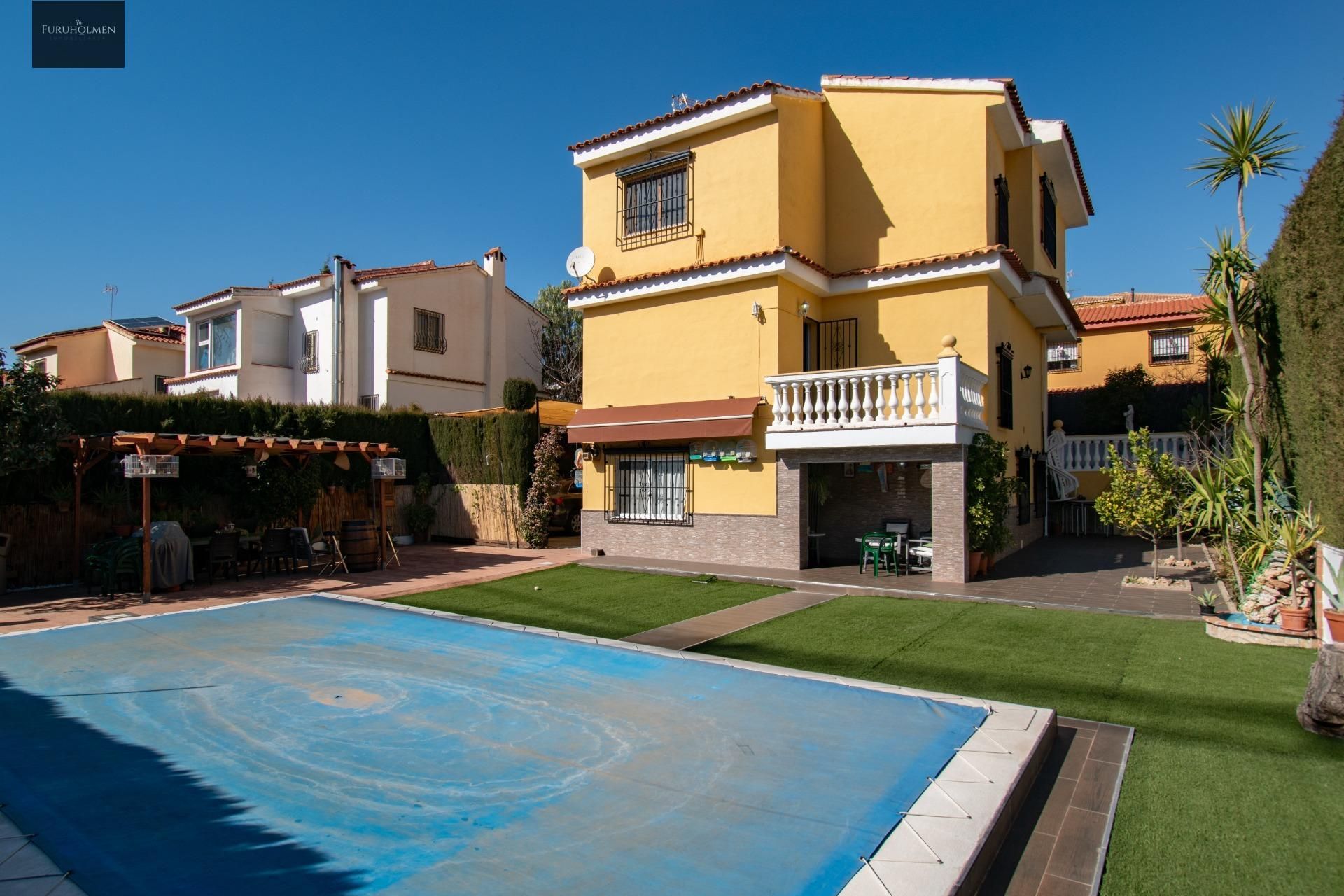 Exterior view of House or chalet for sale in Pinos Genil  with Air Conditioner, Heating and Private garden