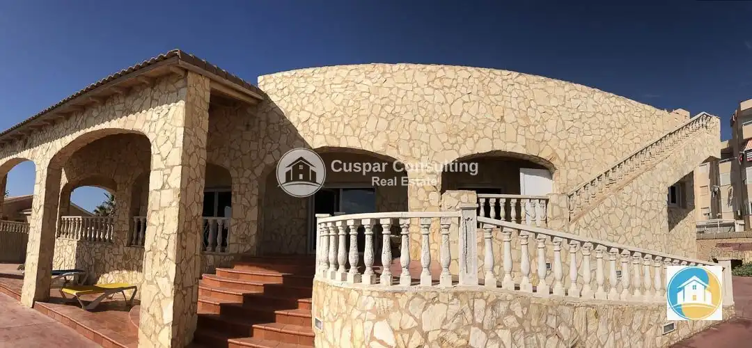 Vista exterior de Casa o xalet en venda en La Manga del Mar Menor amb Aire condicionat, Terrassa i Piscina