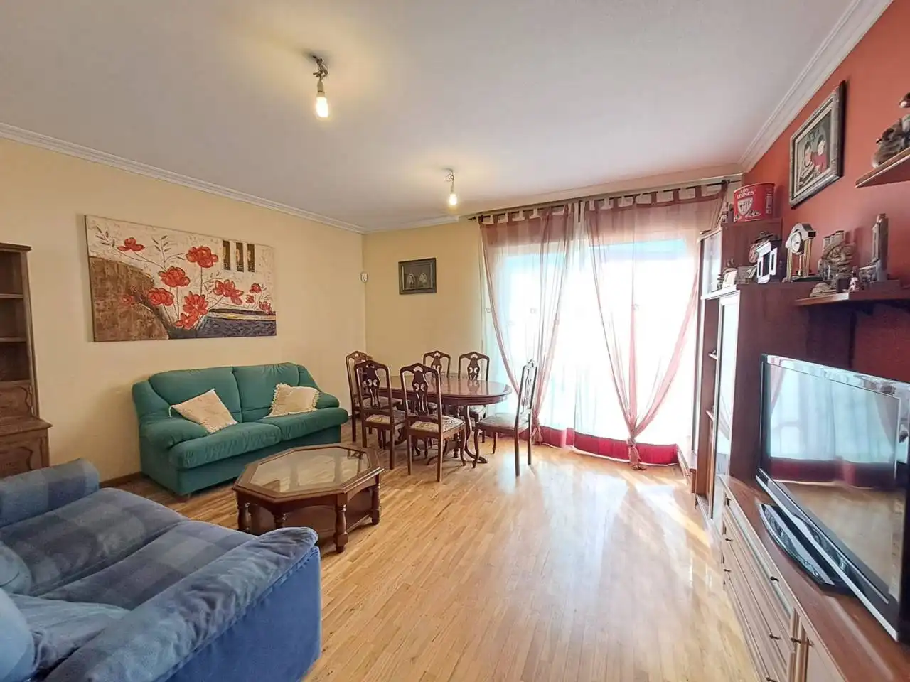 Sala d'estar de Casa o xalet en venda en Burgos amb Calefacció, Jardí privat i Parquet