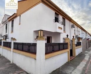 Vista exterior de Casa adosada en venda en Puerto Real amb Traster i Balcó