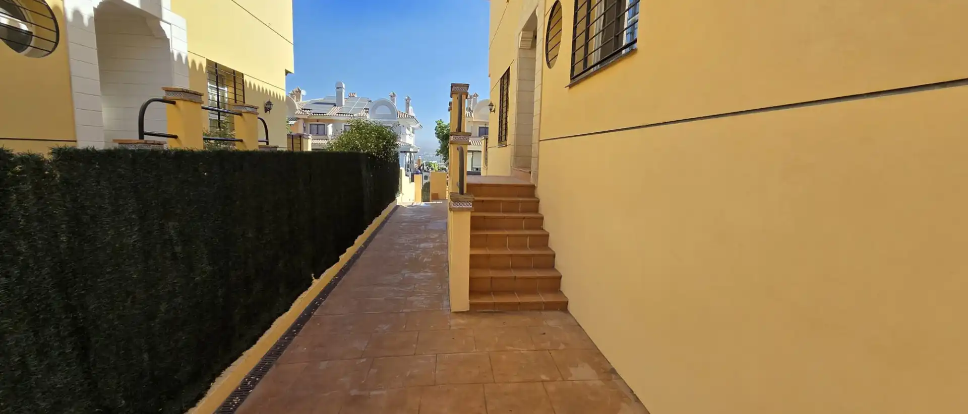 Vista exterior de Casa adosada en venda en Alhaurín de la Torre amb Aire condicionat, Jardí privat i Terrassa