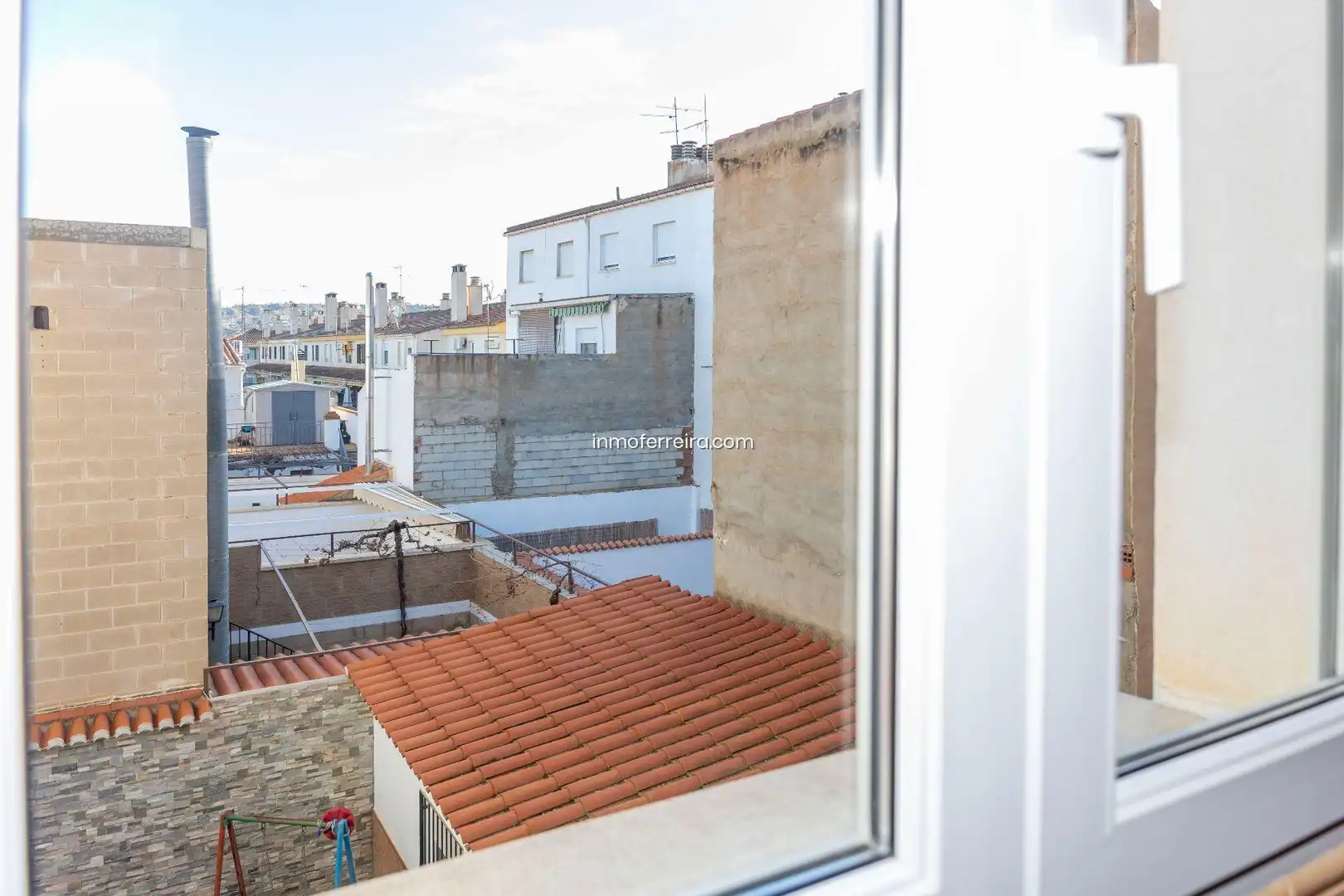 Vista exterior de Casa adosada en venda en Guadix amb Aire condicionat, Calefacció i Jardí privat