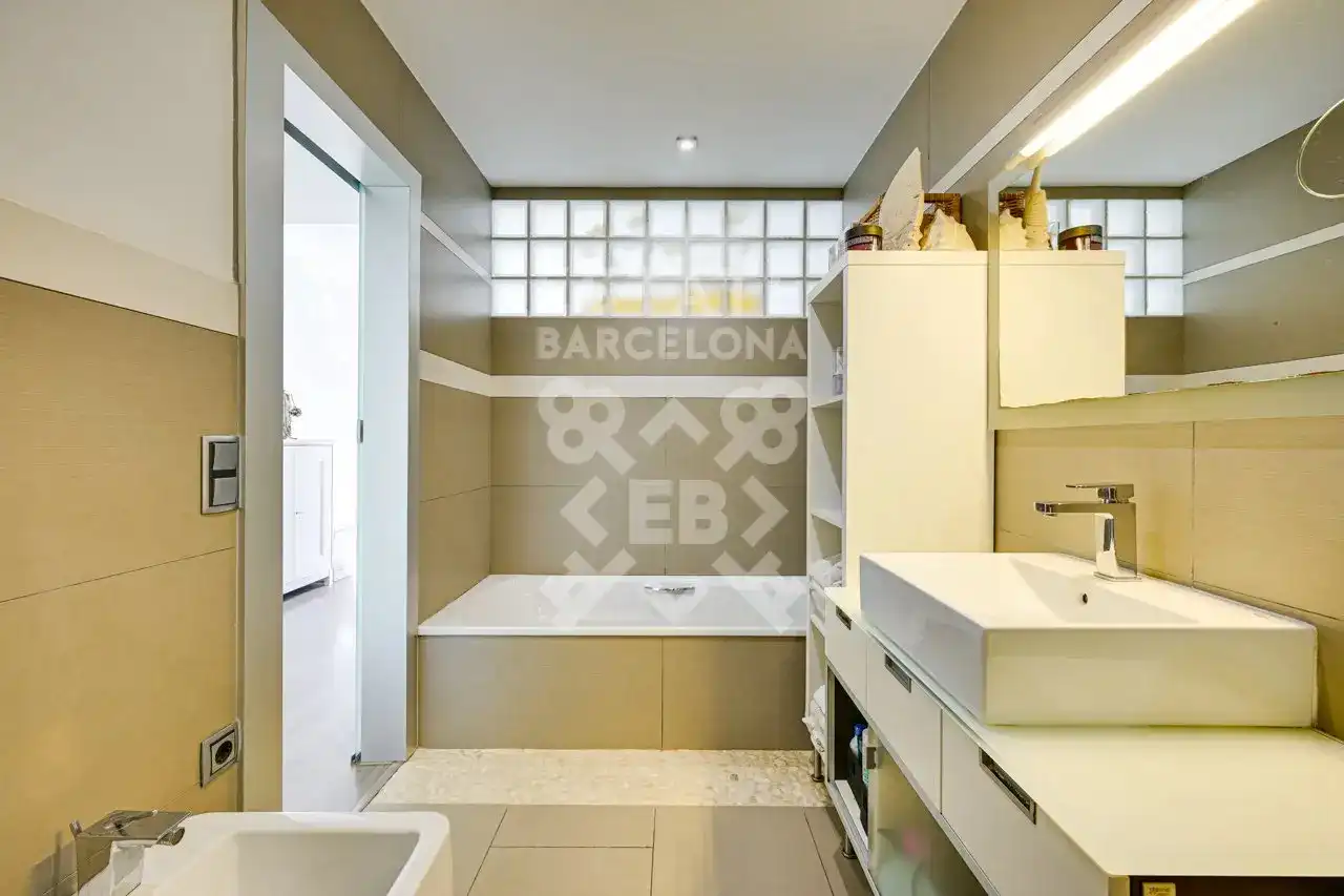 Badezimmer von Einfamilien-Reihenhaus zum Verkauf in Mataró mit Klimaanlage, Heizung und Terrasse