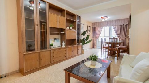 Piso de 4 habitaciones, 1 baño, 1 aseo y balcón