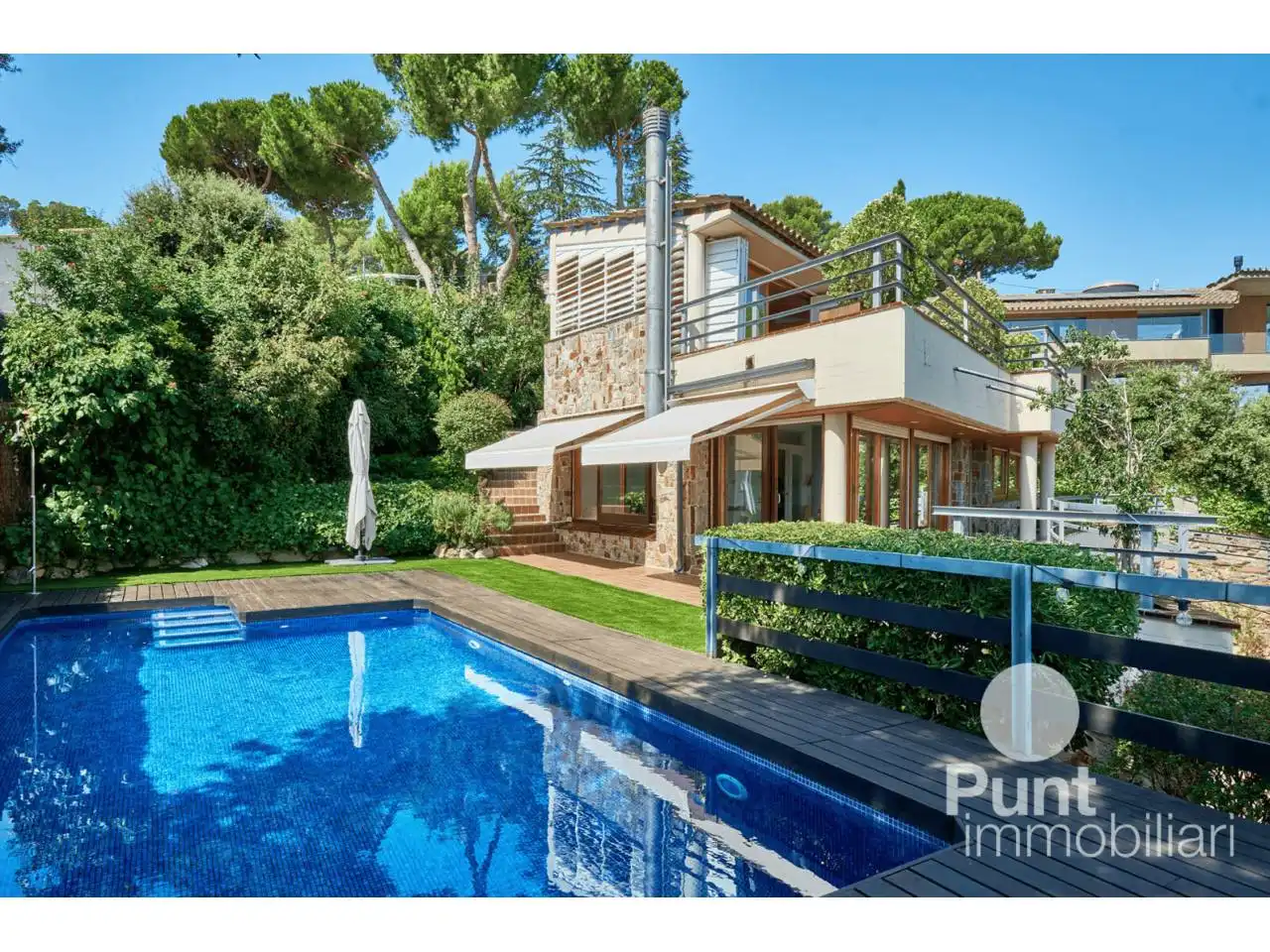 Vista exterior de Casa o xalet en venda en Premià de Dalt amb Aire condicionat, Calefacció i Jardí privat