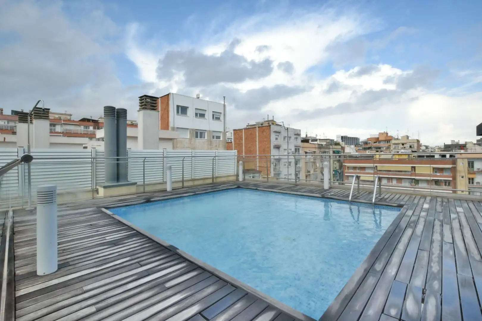 Piscina de Piso en venta en Barcelona con Parquet, Terraza y Balcón