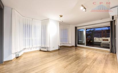 Living room of Duplex to rent in  Madrid Capital  with Air Conditioner, Heating and Parquet flooring