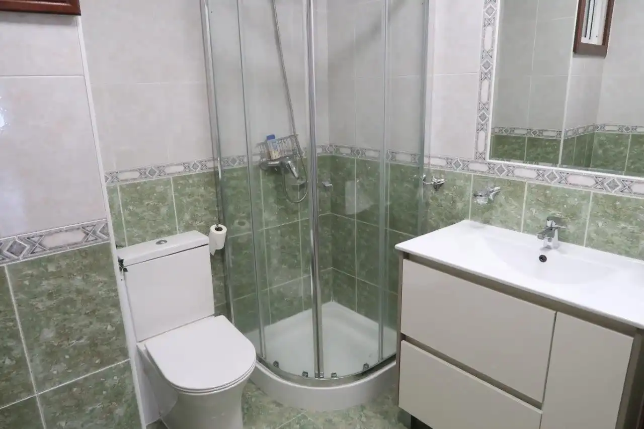 Badezimmer von Wohnung zur Miete in A Coruña Capital  mit Heizung und Möbliert