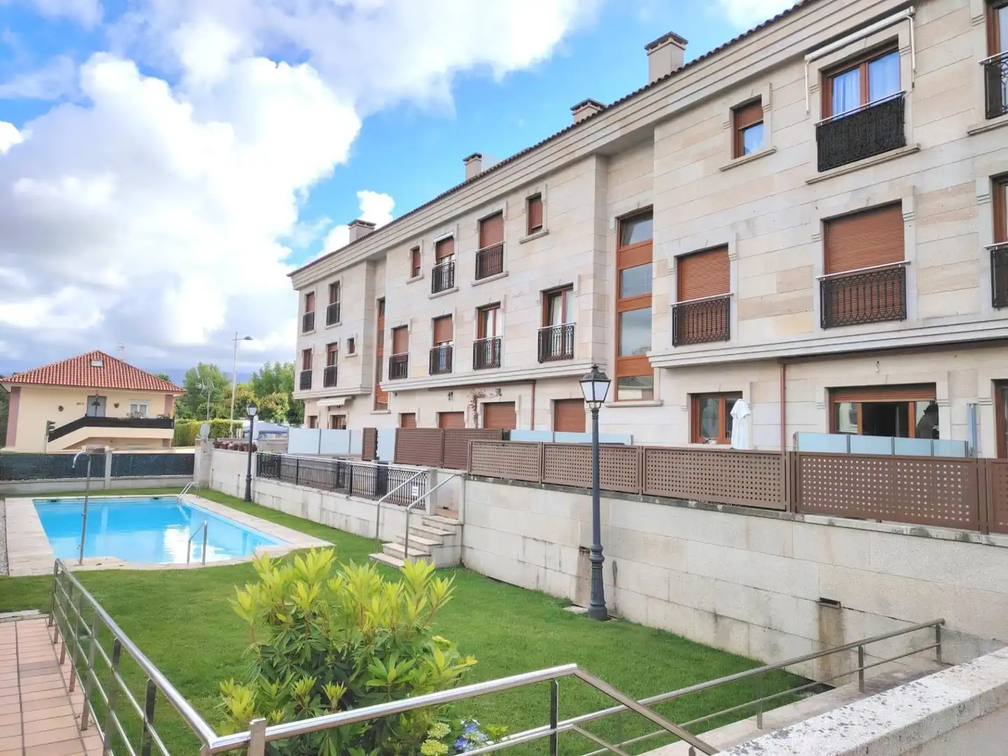 Außenansicht von Wohnungen zum Verkauf in Nigrán mit Heizung, Terrasse und Balkon