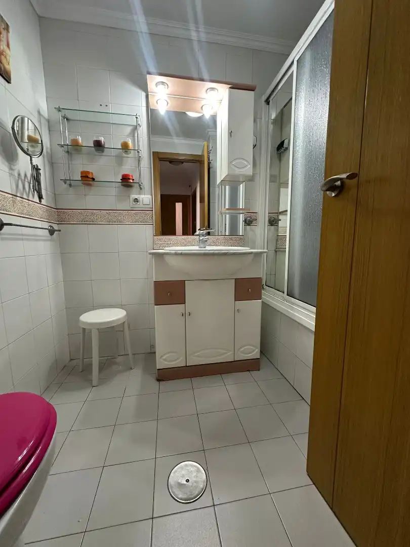 Badezimmer von Wohnung zum Verkauf in Camas mit Klimaanlage