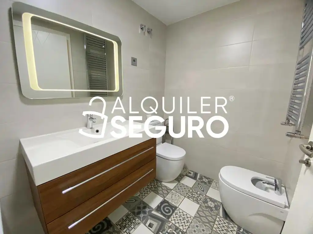Bathroom of Flat for rent in Madrid  with Air Conditioner, Heating and Terrace