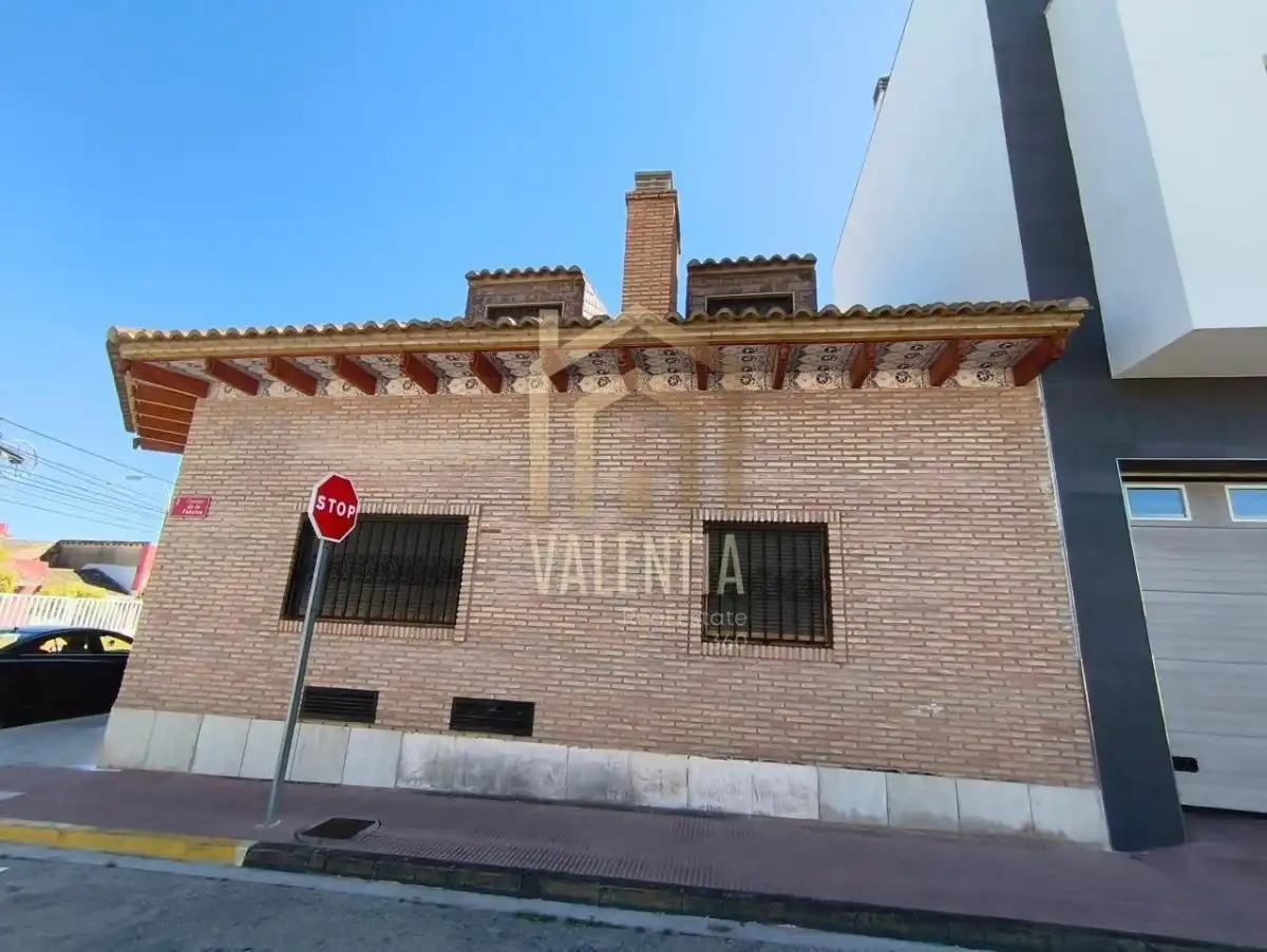 Vista exterior de Casa o xalet en venda en Alginet amb Moblat i Alarma