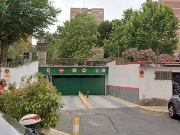 Garaje en Alquiler en Avenida de los Príncipes de España, 29 en La Espinilla - Parque Blanco