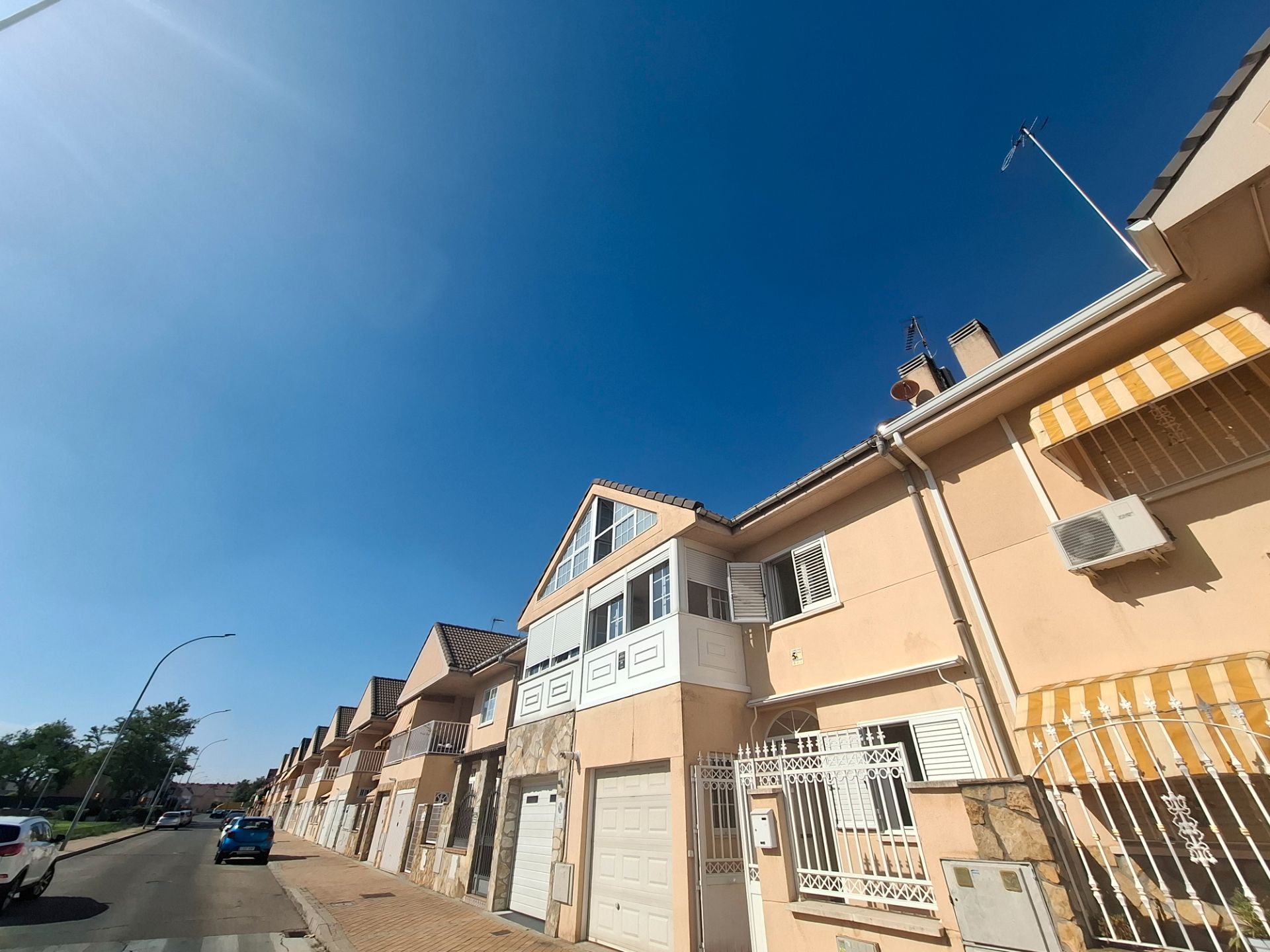 Vista exterior de Casa o xalet en venda en Parla amb Aire condicionat, Calefacció i Jardí privat