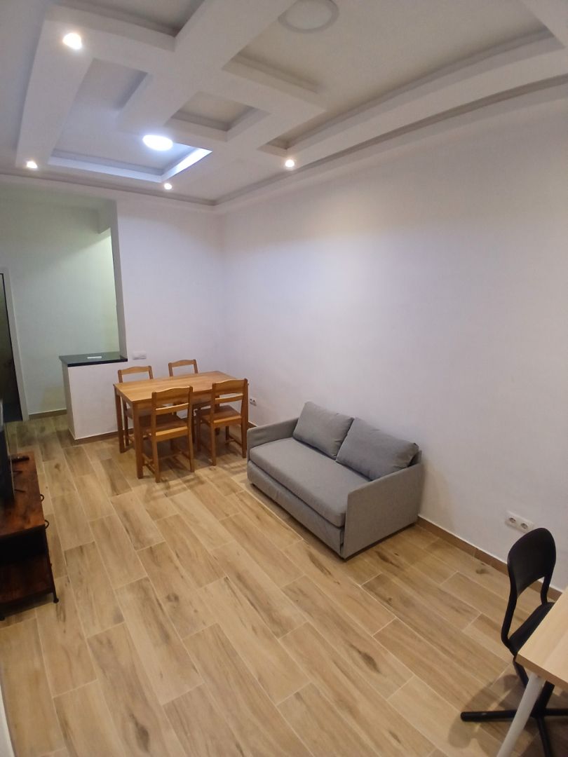 Sala d'estar de Estudi de lloguer en  Barcelona Capital amb TV