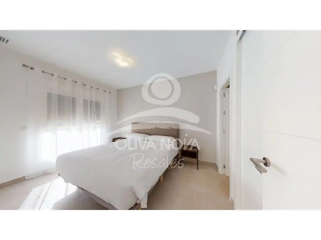 Dormitori de Apartament en venda en Oliva amb Aire condicionat, Jardí privat i Piscina