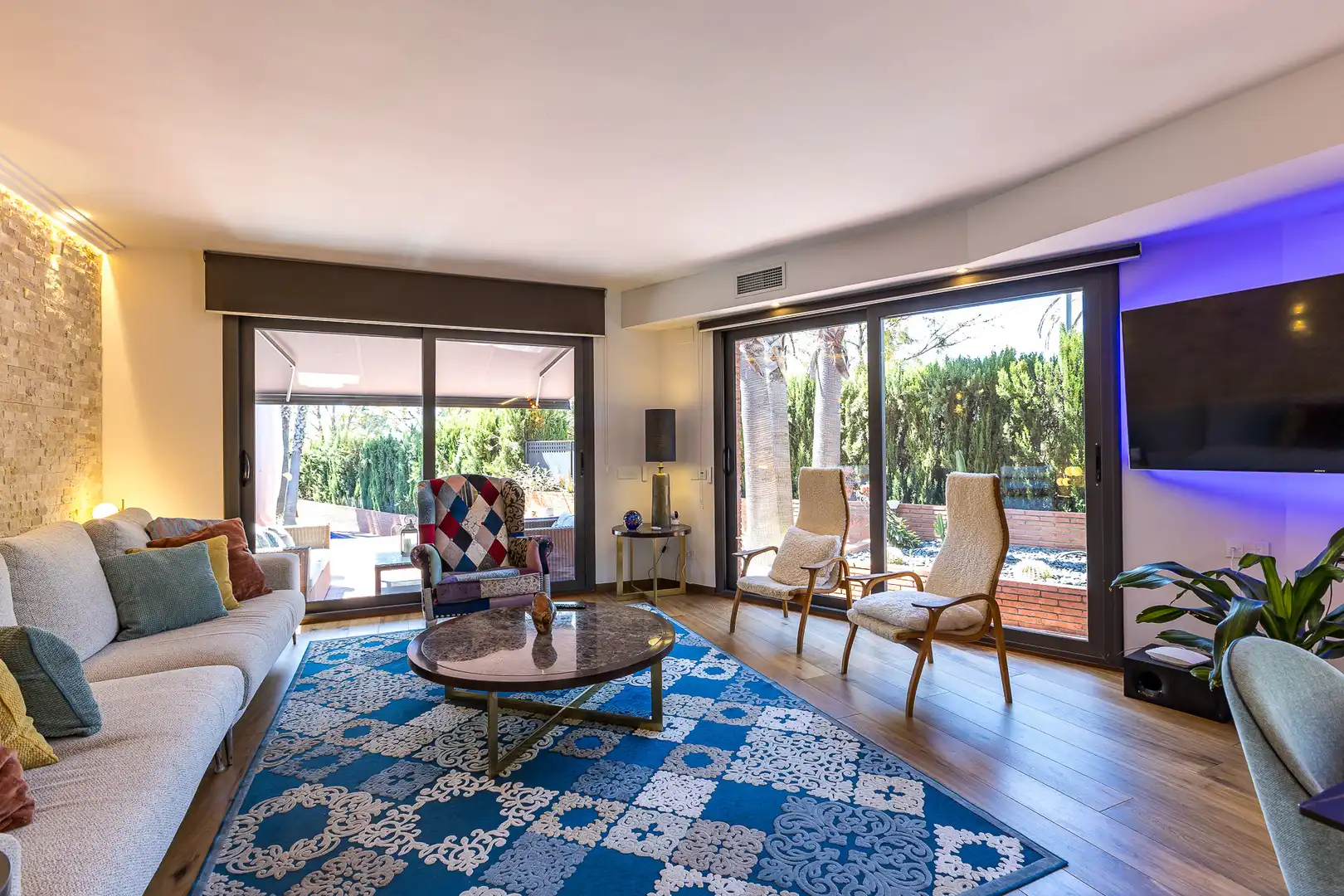 Sala d'estar de Casa adosada en venda en Sitges amb Calefacció, Jardí privat i Parquet