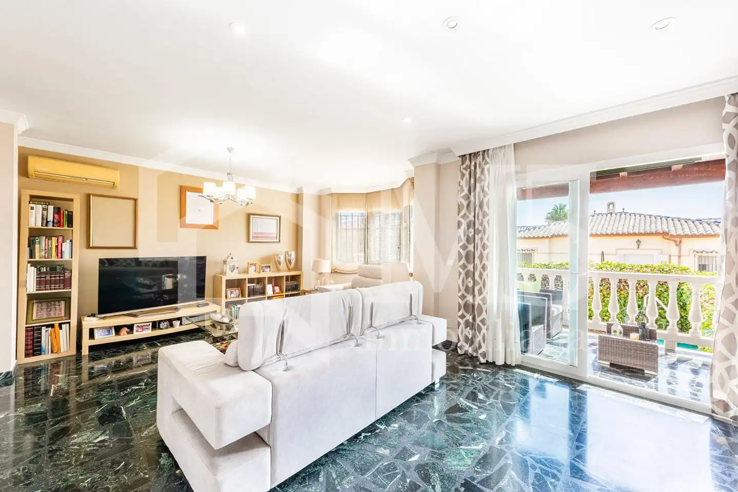 Sala d'estar de Casa adosada en venda en Vélez-Málaga amb Aire condicionat, Jardí privat i Terrassa
