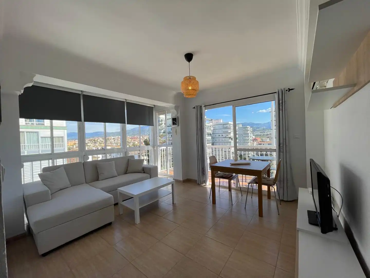 Außenansicht von Wohnungen zum Verkauf in Vélez-Málaga mit Klimaanlage, Terrasse und Gemeinschaftspool